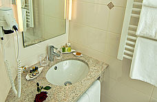 Badezimmer im Hotel Alpenhof