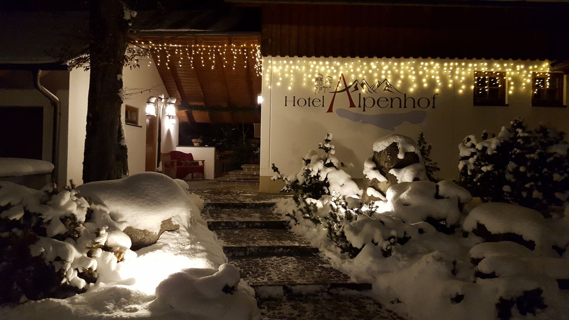 Hotel Alpenhof Gauting im Winter – verschneite Außenansicht