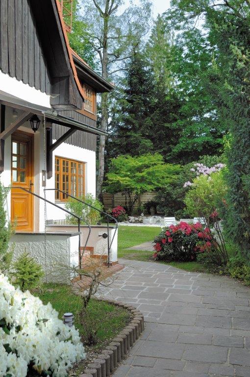 Gästeeingang mit Garten – Hotel Alpenhof Gauting