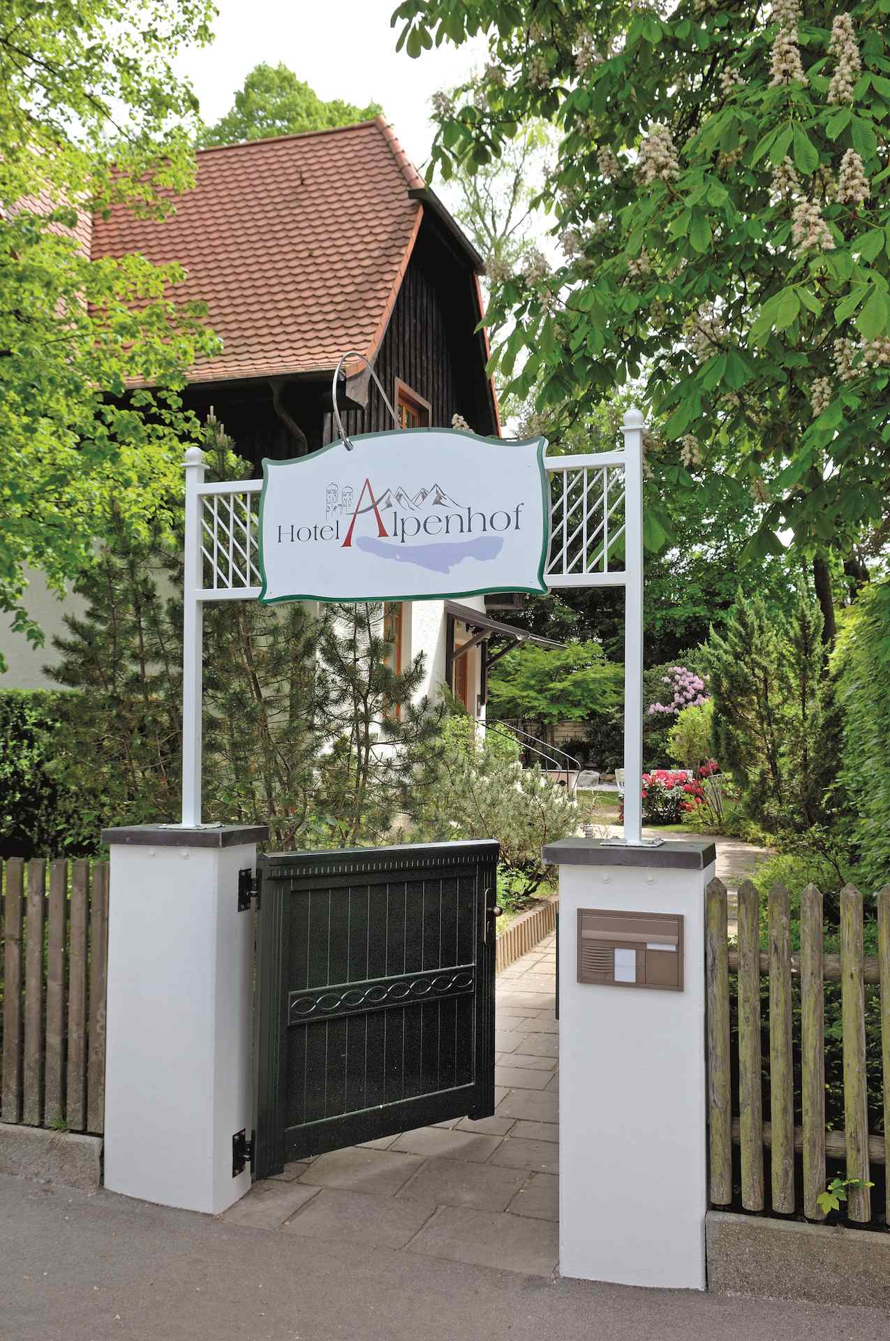 Seiteneingang für Gäste – Hotel Alpenhof Gauting