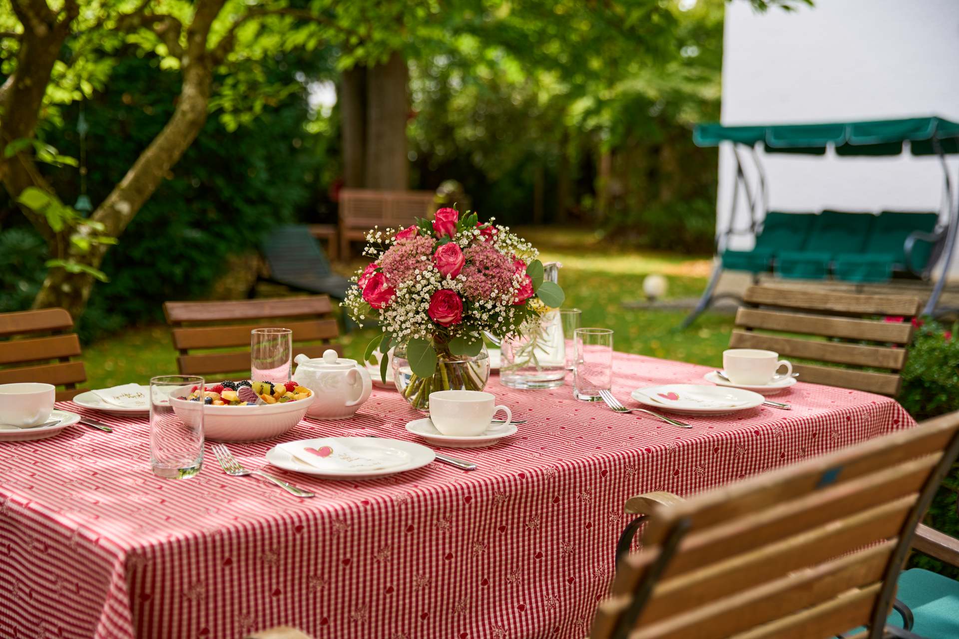 Frühstück im Garten – Hotel Alpenhof Gauting im Sommer