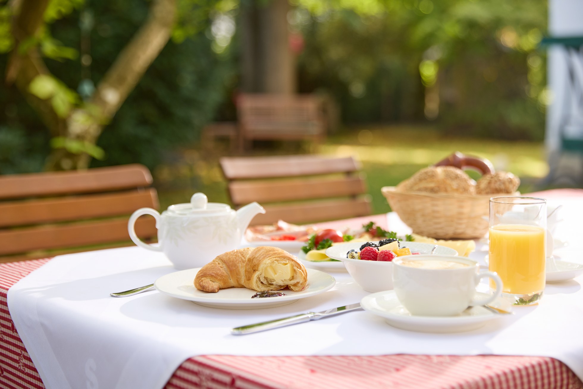Frühstück im Garten – Hotel Alpenhof Gauting