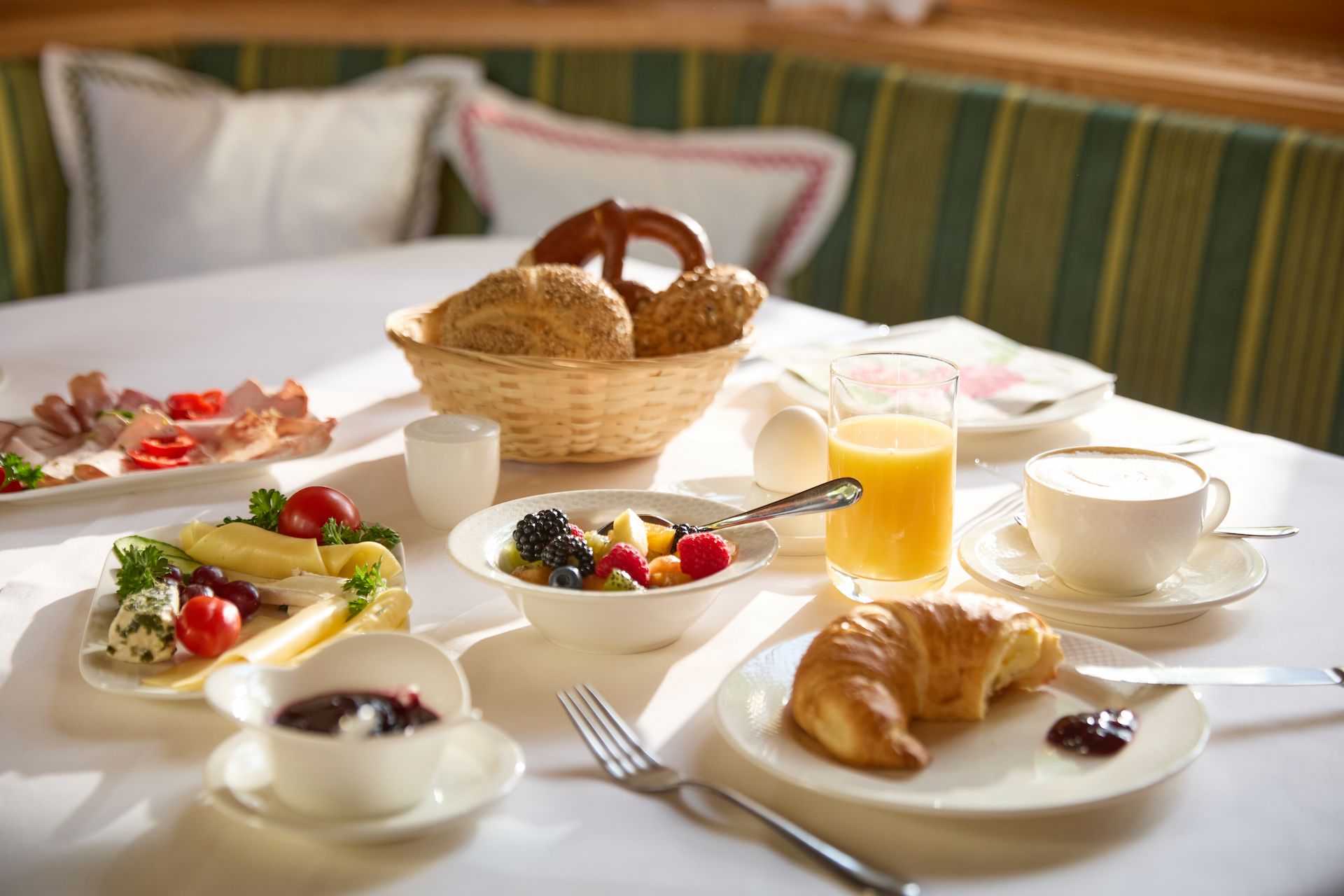 Frühstücksraum innen – Hotel Alpenhof Gauting