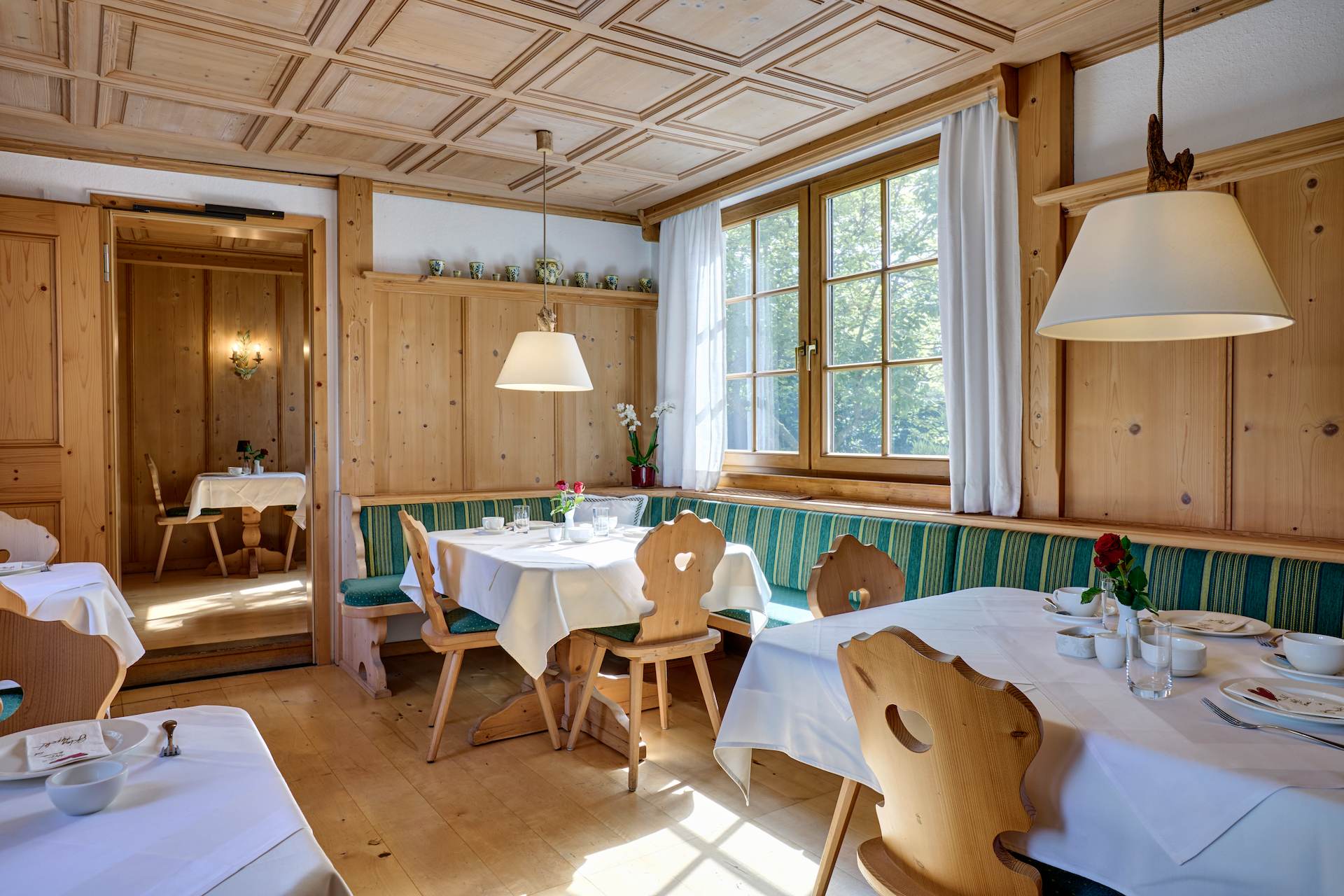 Frühstücksraum mit Tageslicht – Hotel Alpenhof Gauting