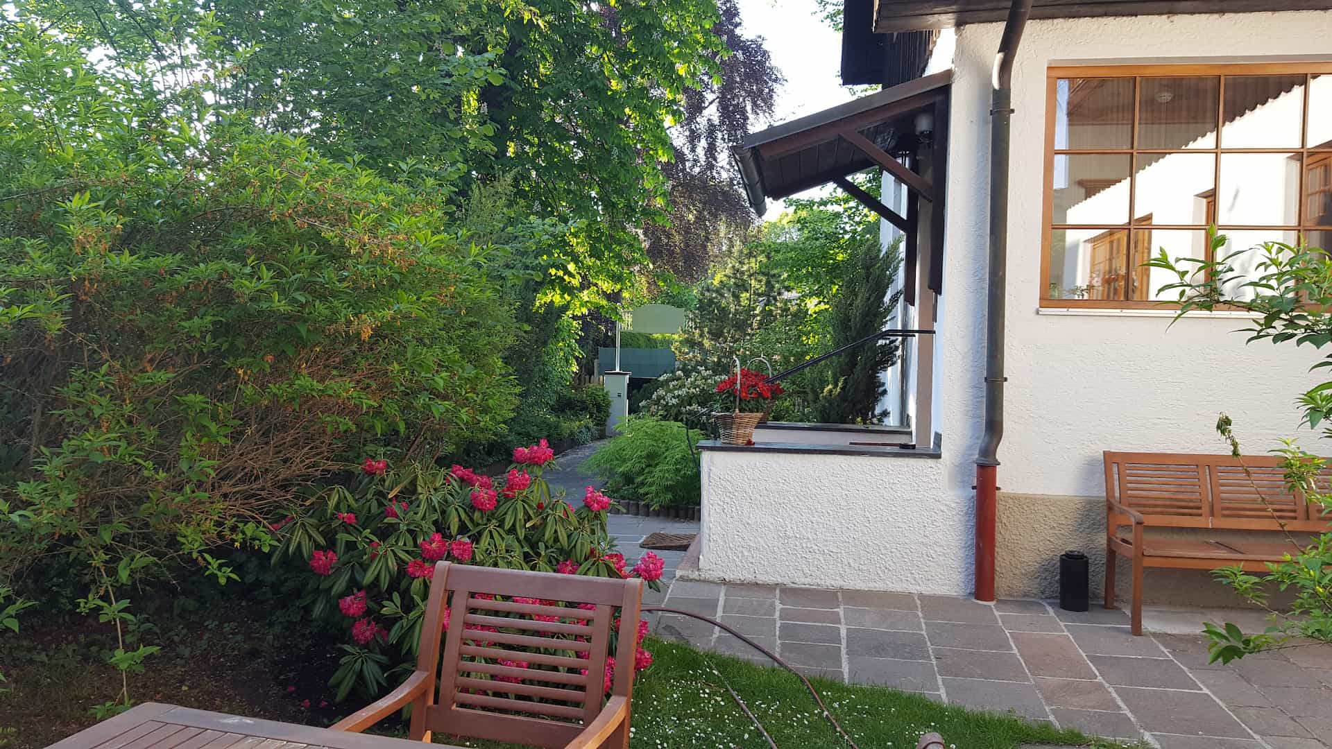 Garten am Gästeeingang – Hotel Alpenhof Gauting im Würmtal