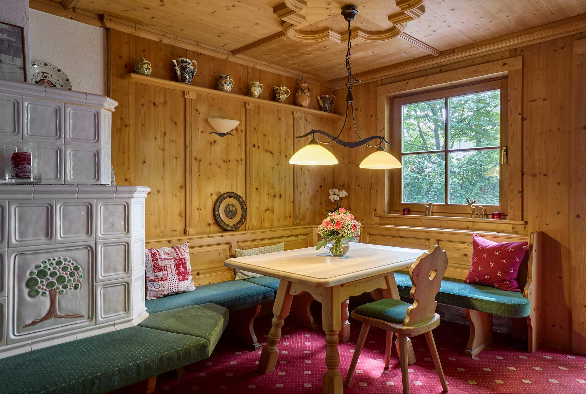 Eckbank in der Kachelofenstube – Hotel Alpenhof Gauting